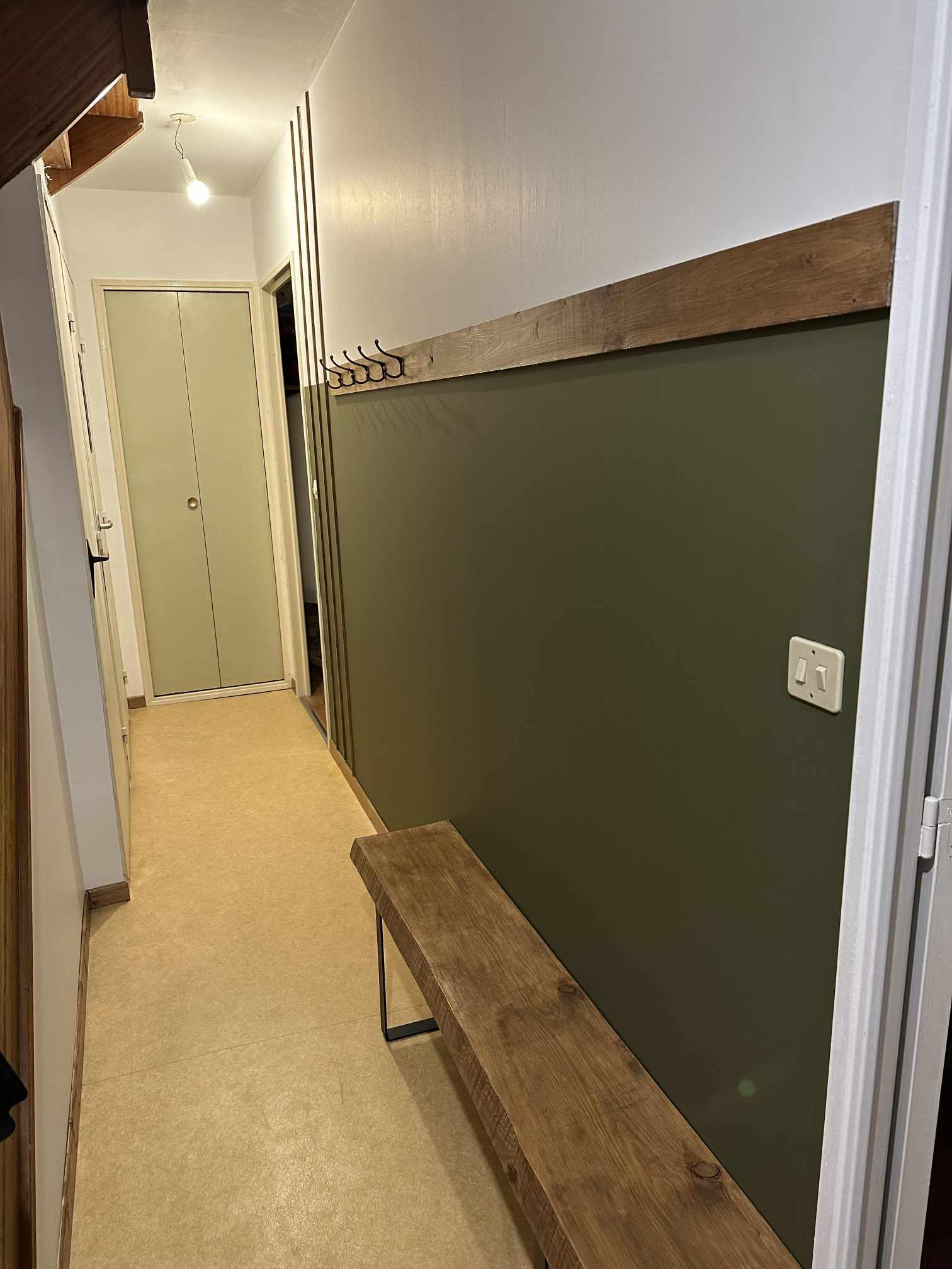 Réalisation peintre en bâtiment à Compiègne - Installation d’une banquette d’entrée